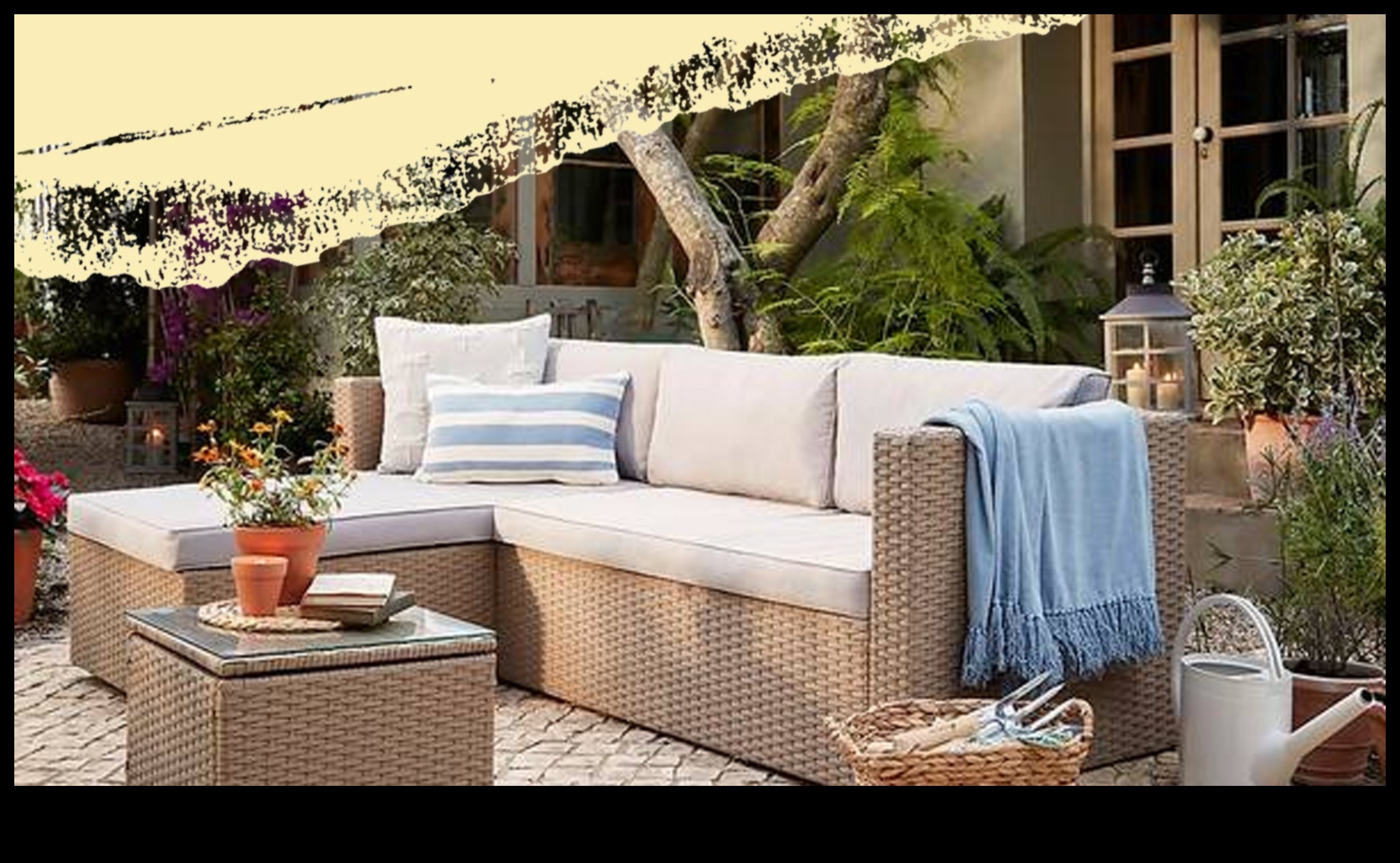 האם יש טיפים לעיצוב אזור טרקלין חיצוני עם ריהוט קש?