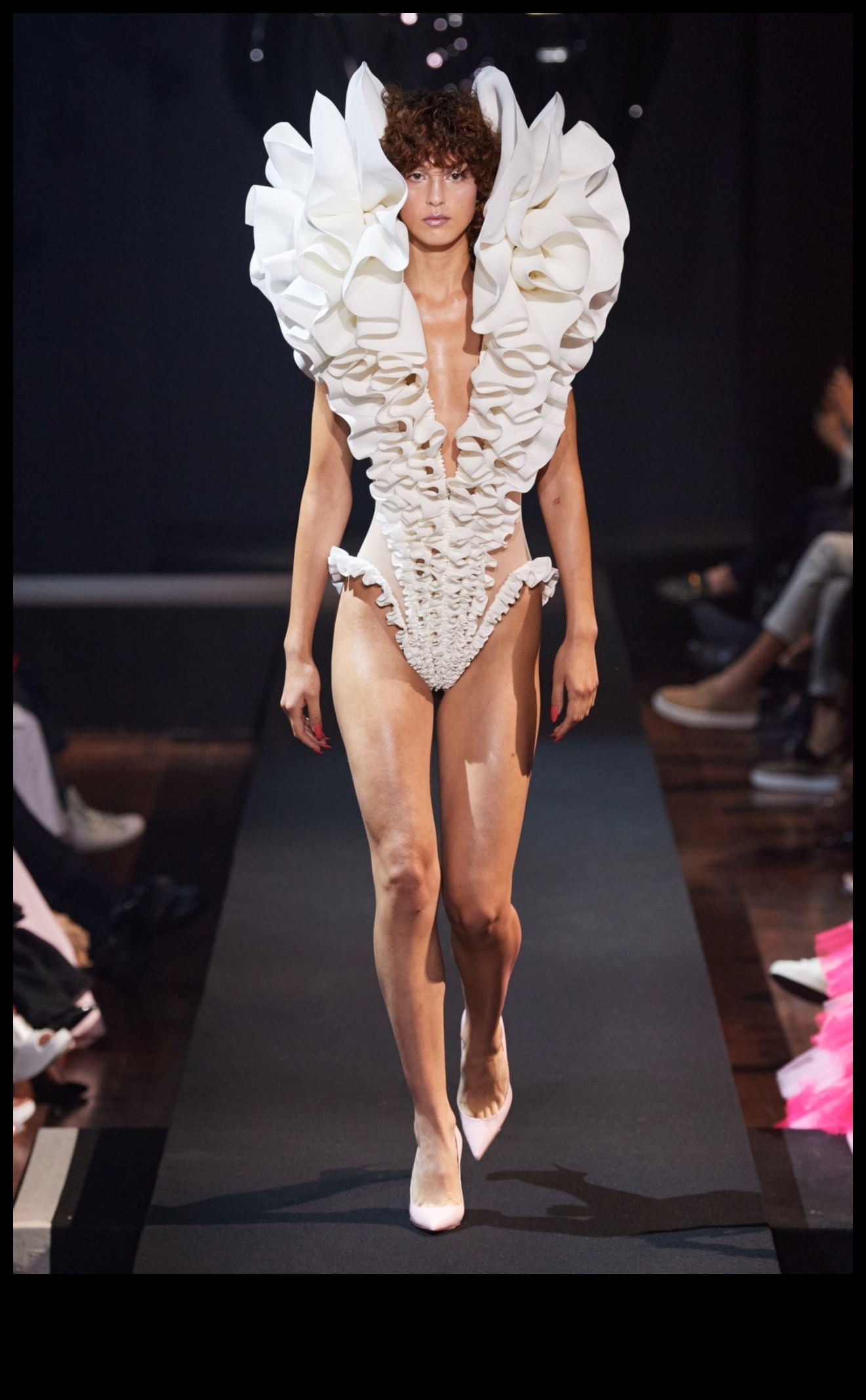 קוטור קולנועי: דרמה ואלגנטיות בצילום אופנה