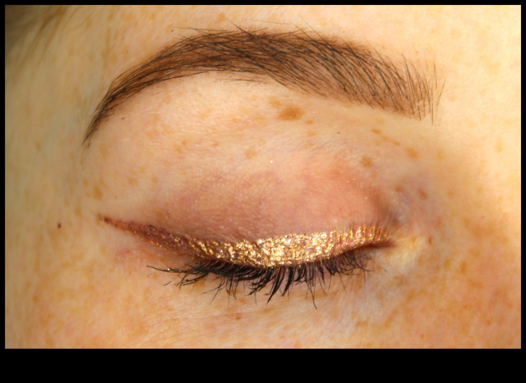 גליטר זוהר כיצד להוסיף נצנוץ למראה שלך עם אייליינר גליטר 3 גליטר זוהר: הוספת נצנוץ למראה שלך עם אייליינר נצנצים