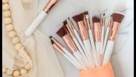 מעבר למברשות: בחינת כלי איפור חלופיים למראה מלוטש