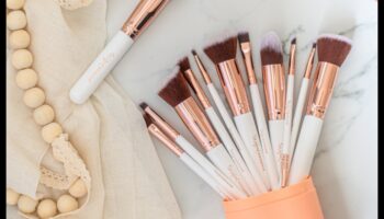 מעבר למברשות: בחינת כלי איפור חלופיים למראה מלוטש