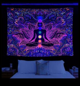 מדיטציה על פני גילאים: חשיפת השטיח ההיסטורי של השקט הפנימי