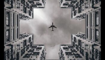 חן גיאומטרי: חקר סימטריה באמצעות סגנונות צילום אדריכליים