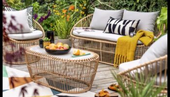 האם יש טיפים לעיצוב אזור טרקלין חיצוני עם ריהוט קש?